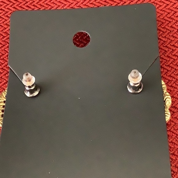 Beautiful pink cabochon rose earrings with gold tone accent - Picture 2 of 5